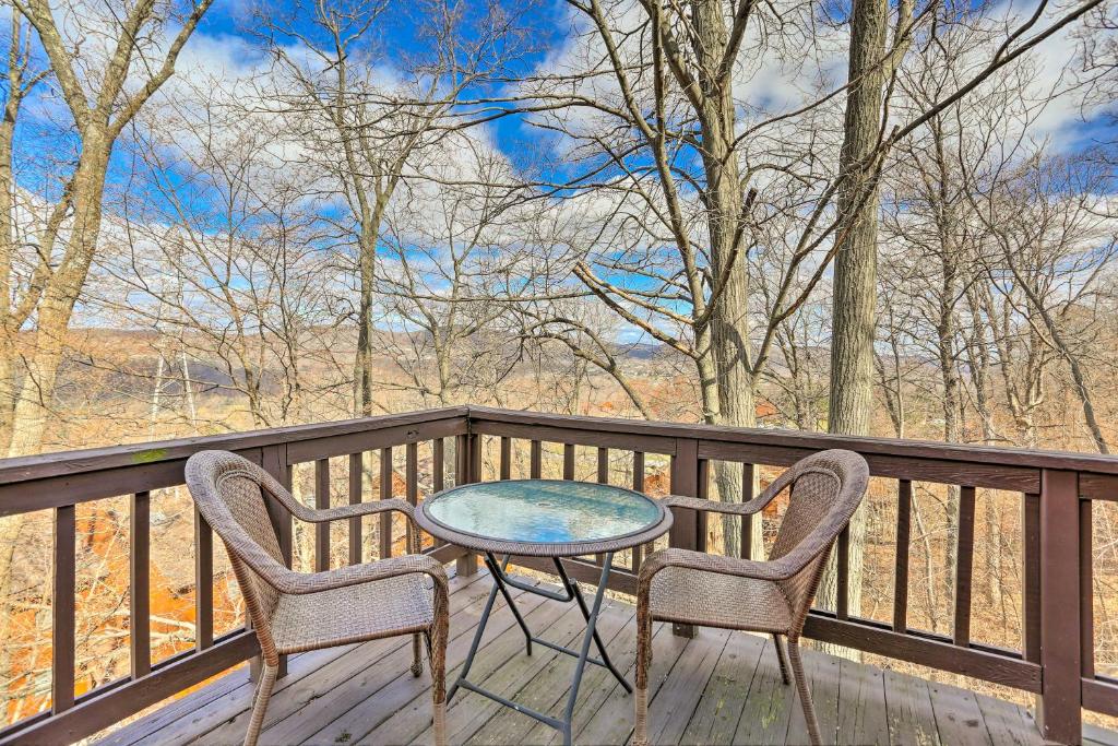 einen Tisch und zwei Stühle auf einer Terrasse in der Unterkunft Mountain Creek Condo with Grill Walk to Lifts! in Vernon