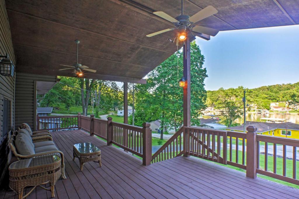 Μπαλκόνι ή βεράντα στο Boat Dock, Game Room Lakefront Sunrise Beach Home