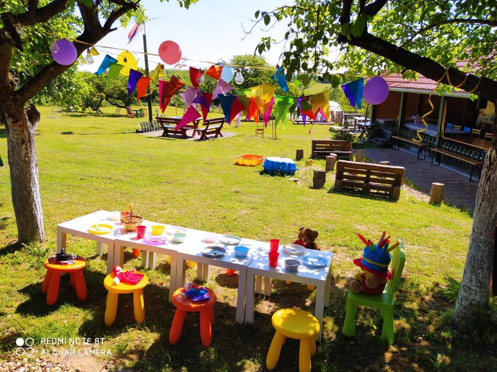 una mesa de picnic y sillas en un parque en Dečiji vinogradi Belgrade, Sopot, Kosmaj en Sopot