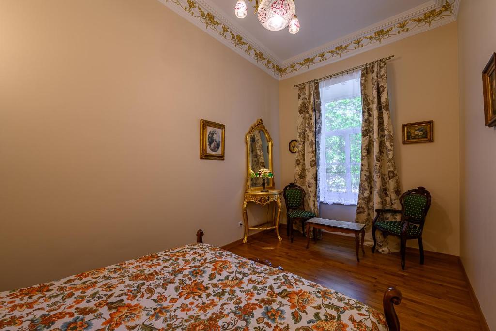 1 dormitorio con cama y ventana en Komodora nams en Liepāja