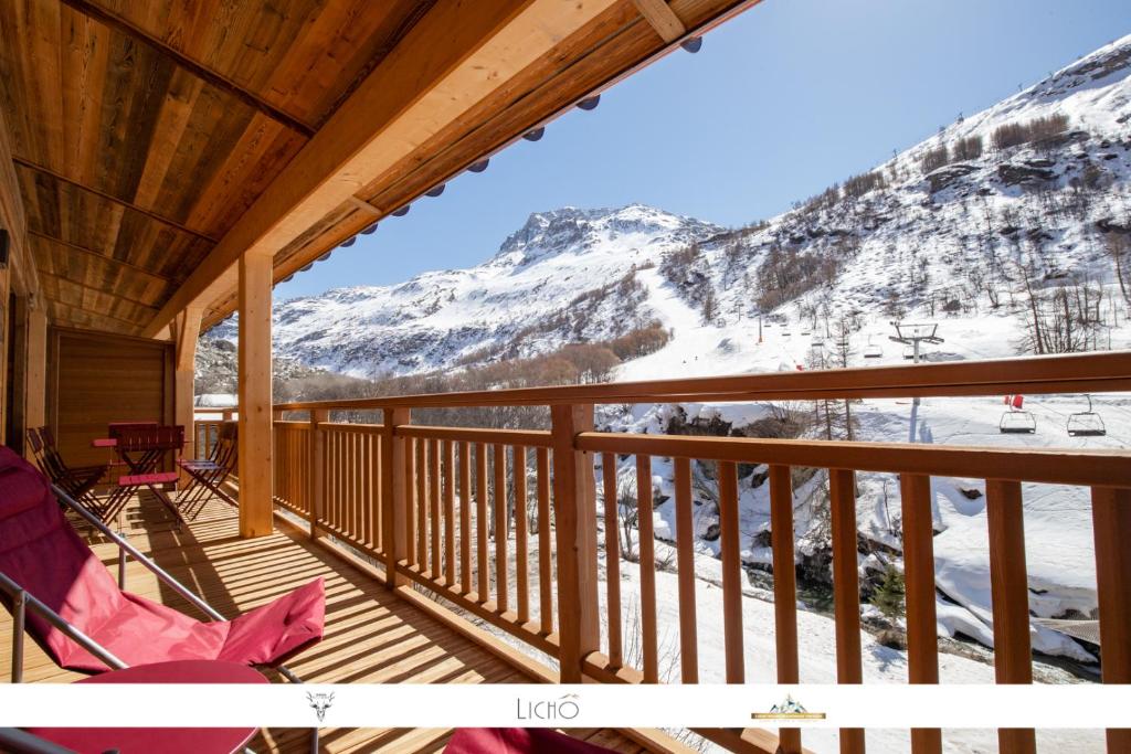 a balcony with a view of a snow covered mountain at MARMOTTE 204 - Charmant appartement mansardé, aux pieds des pistes in Bonneval-sur-Arc