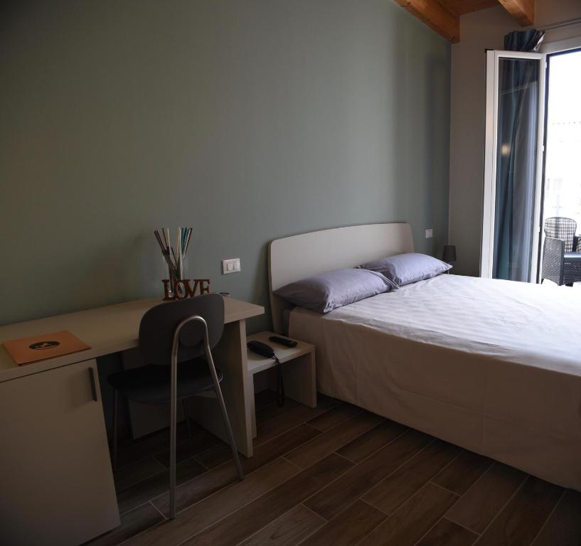 A bed or beds in a room at Hotel Cavallo Bianco