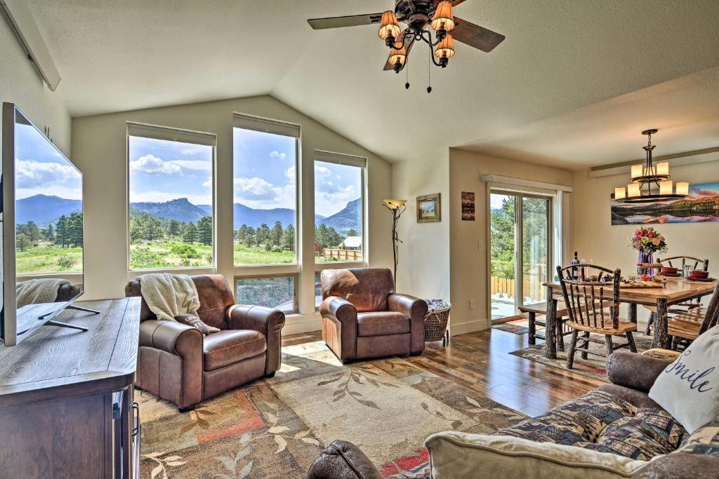 sala de estar con sofá, sillas y mesa en Estes Park Mountain-View Retreat 3 Miles to RMNP!, en Estes Park
