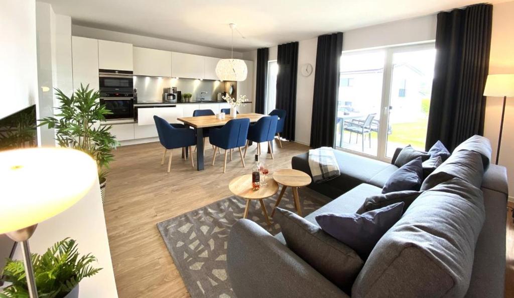ein Wohnzimmer mit einem Sofa und einem Tisch in der Unterkunft Sonnenweg 48 - DIEMELBRISE in Heringhausen