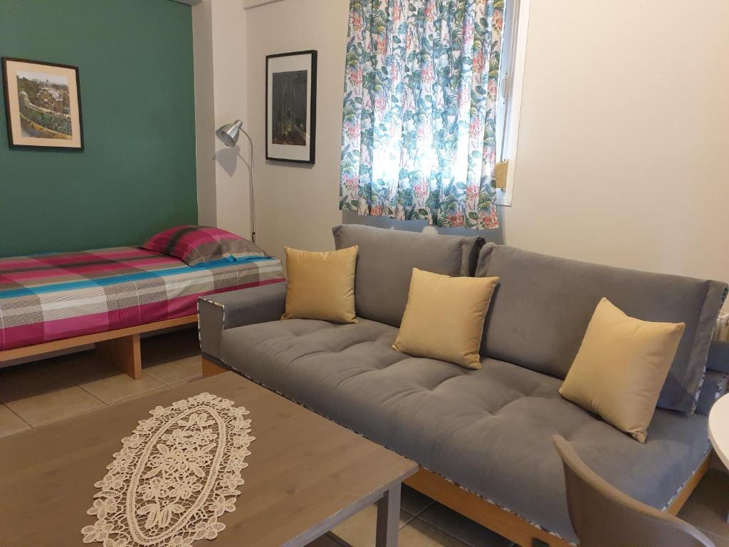 Posezení v ubytování Comfortable apartment in the center of Volos very close to the port