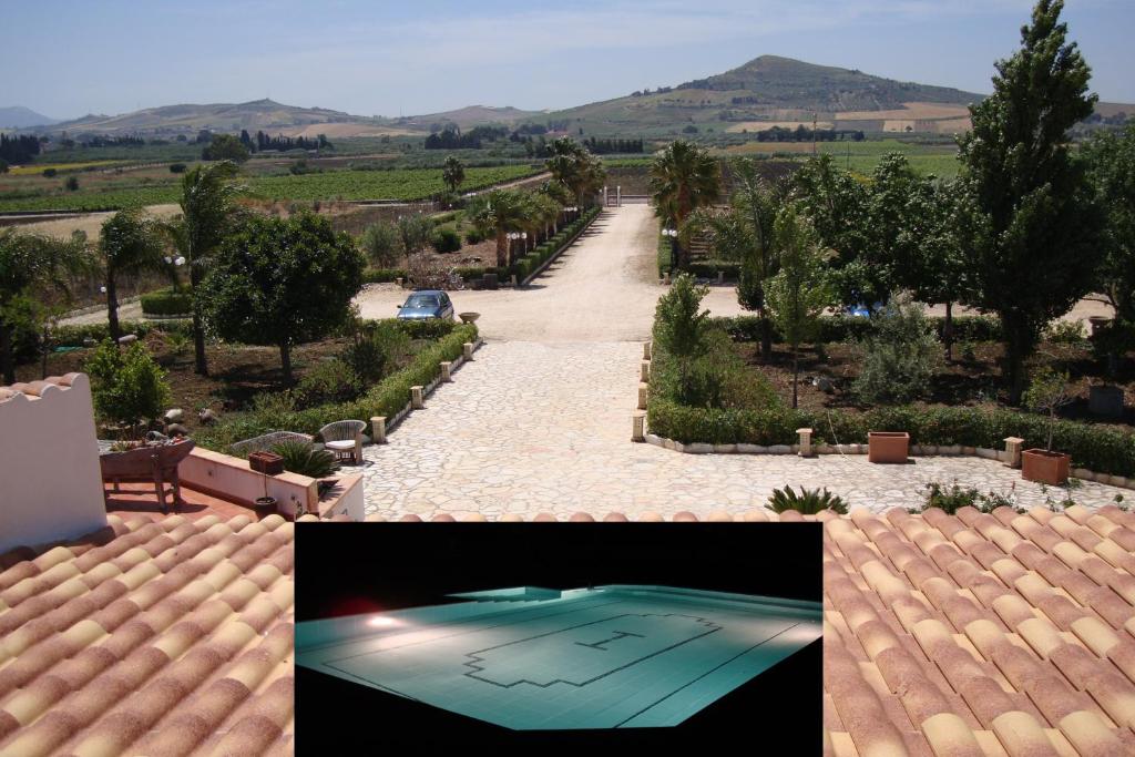 un collage di foto di una casa e di una piscina di Villa Delle Palme Delfina a Trapani