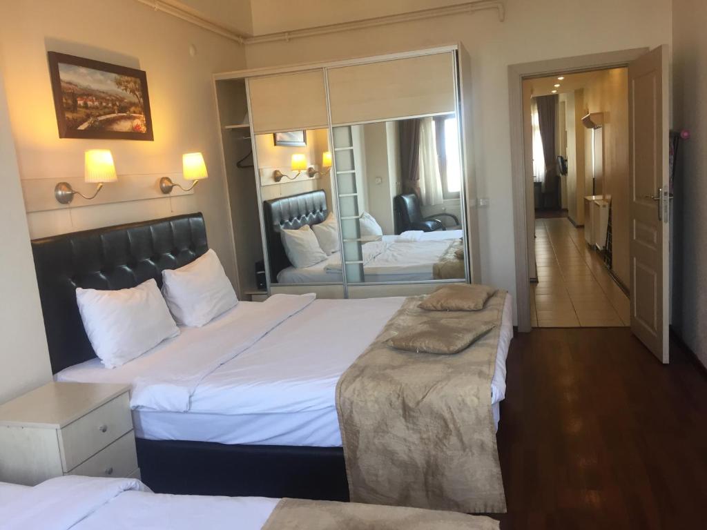 Postel nebo postele na pokoji v ubytování Taksim House Suites