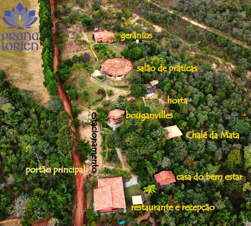 eine Luftansicht auf einen Garten mit Häusern und Bäumen in der Unterkunft Pousada Spa Prana Lorien in Santo Antônio do Leite