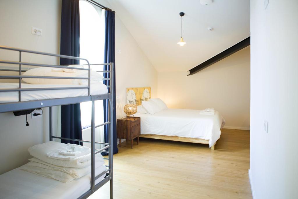 Postel nebo postele na pokoji v ubytování THE HOLY COW - Hostel & Suites