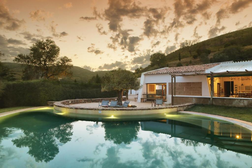 - une piscine en face d'une maison dans l'établissement Monte Da Vilarinha, à Carrapateira