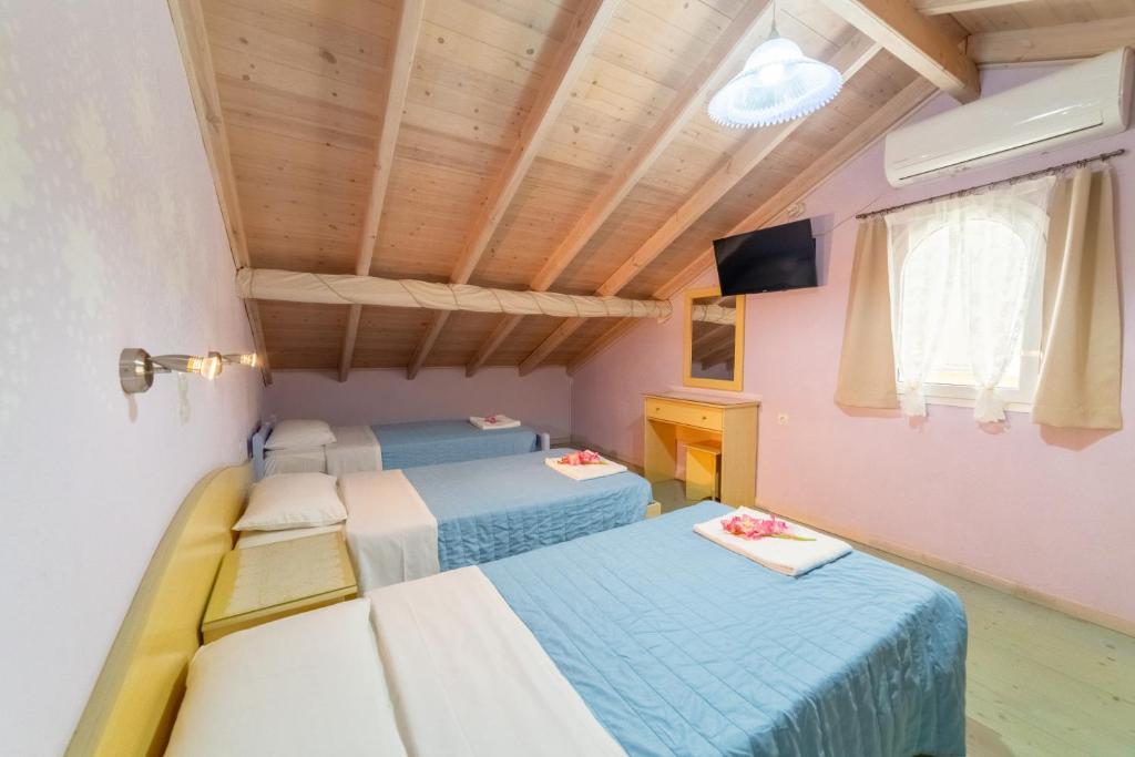 Postel nebo postele na pokoji v ubytování Angelina Apartments