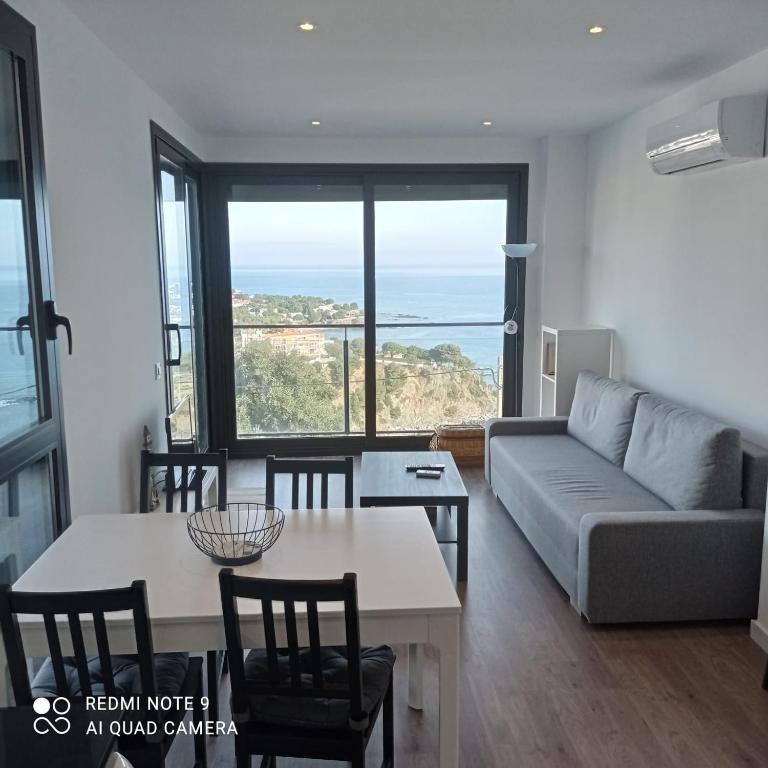 a living room with a couch and a table at Llançà Apartament Platja Cau del Llop in Llança