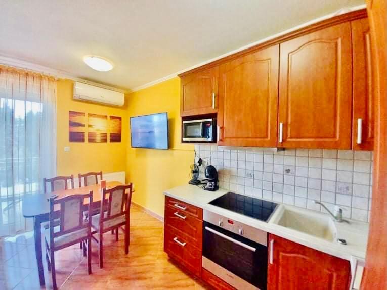 Kuchnia lub aneks kuchenny w obiekcie Balaton BeachSide Apartman Siófok N3