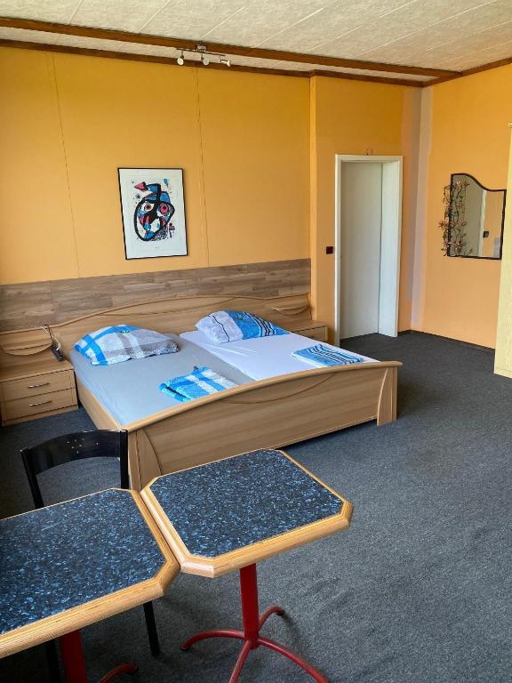 En eller flere senge i et værelse på Zimmervermietung Deichmann