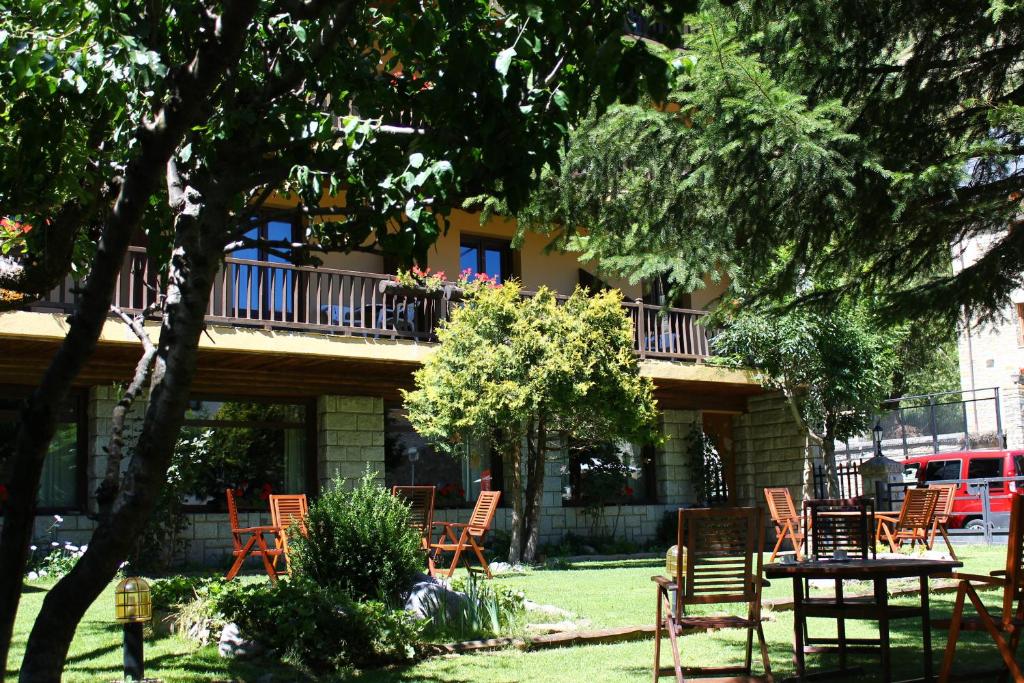 Vonkajšia záhrada v ubytovaní Hotel Saurat