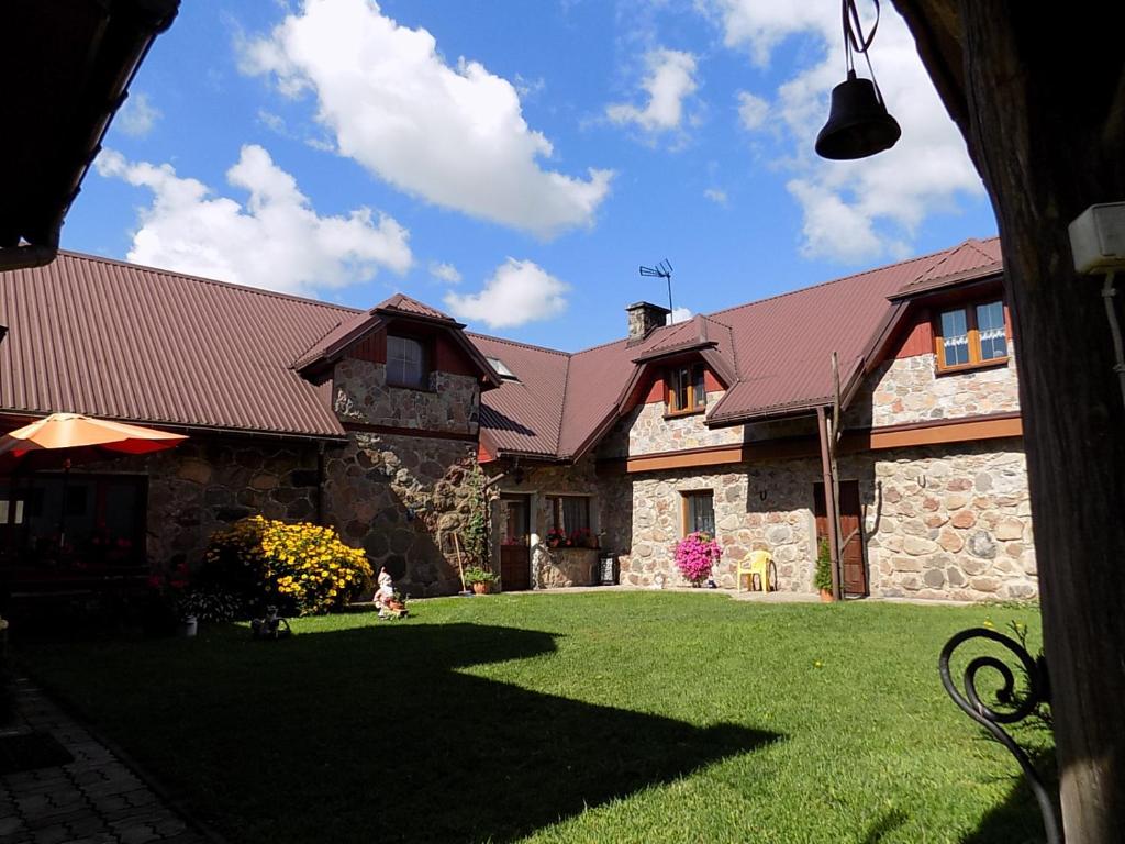 Dom z Kamienia - Housity