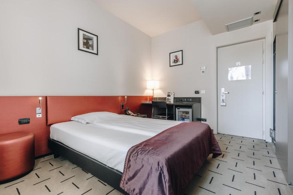 Łóżko lub łóżka w pokoju w obiekcie Hotel Continental