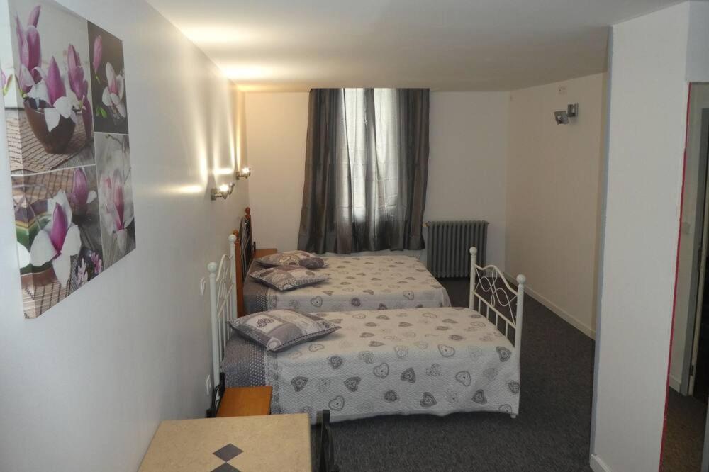 Postel nebo postele na pokoji v ubytování eTANIT ! Parking VélO, Etape Bicycle - 1mn a toute Connection Bus,Train et Aéroport - Calme Plein Centre de Beziers pour visiter,manger - Chambres Climatisées, Spacieuses Amenagees pour Singles, Couple, et ou Familles - Consigne et Petit Dej en plus