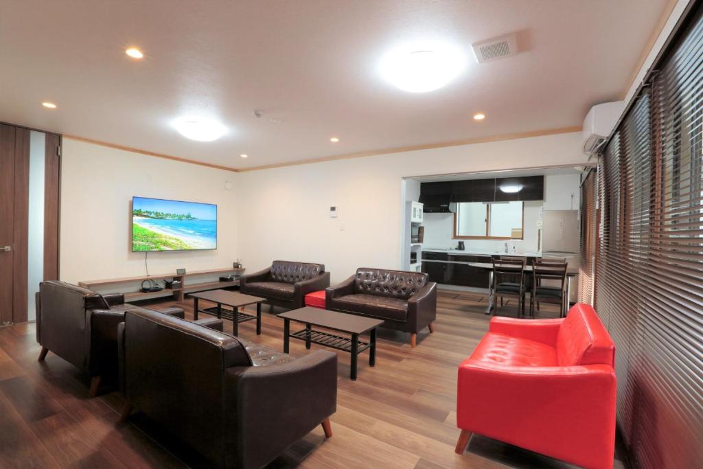sala de estar con sofás, sillas y mesa en ROYAL SUITE SAKAE - Vacation STAY 11483, en Nagoya