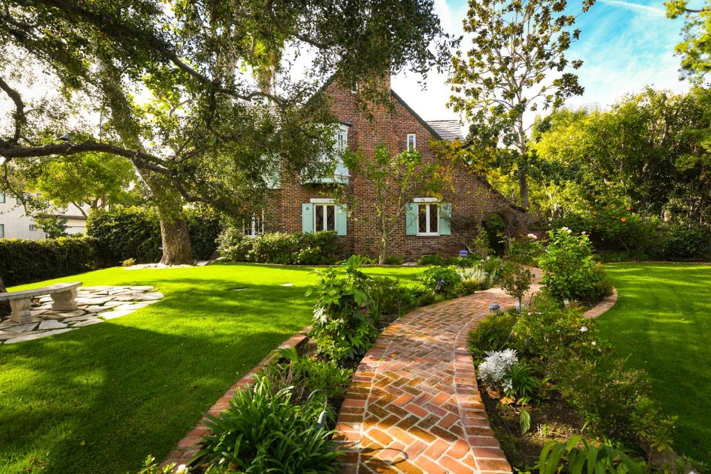 um caminho de tijolos em frente a uma casa em Beautiful airy architect-designed room and brand new private luxe bathroom em Los Angeles