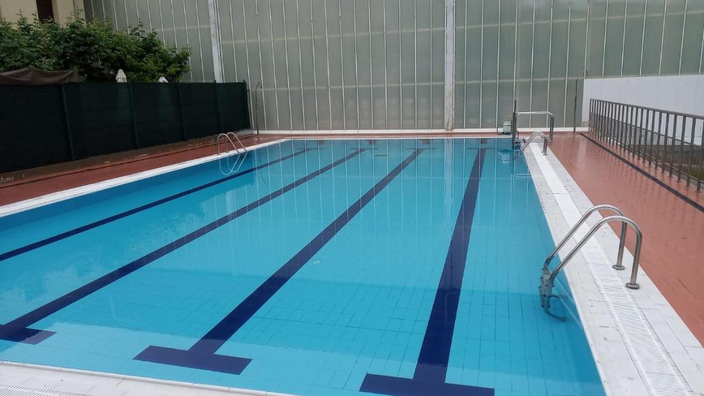 una gran piscina de agua azul en Mercedes Etxea, en Cripán