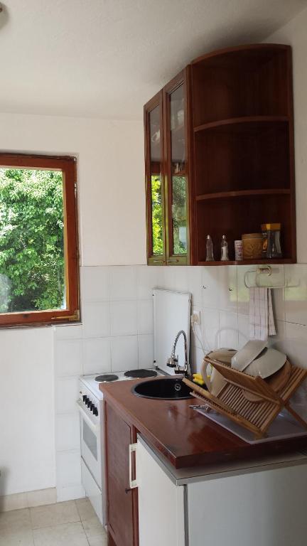 Kuchyň nebo kuchyňský kout v ubytování Apartments Almaja Villa