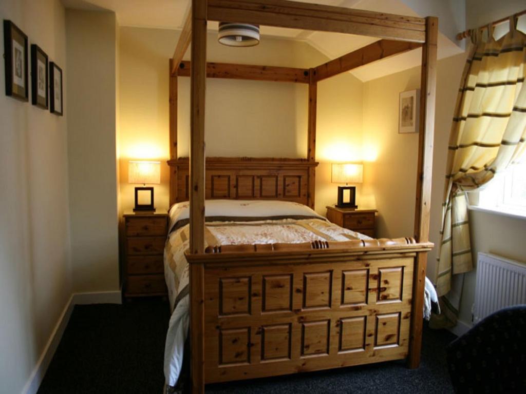 Tempat tidur dalam kamar di Laragh House B&B