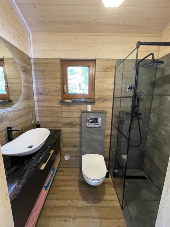 Kúpeľňa v ubytovaní Domek Dziesiątka Borsk nad samym jeziorem - pierwsza linia