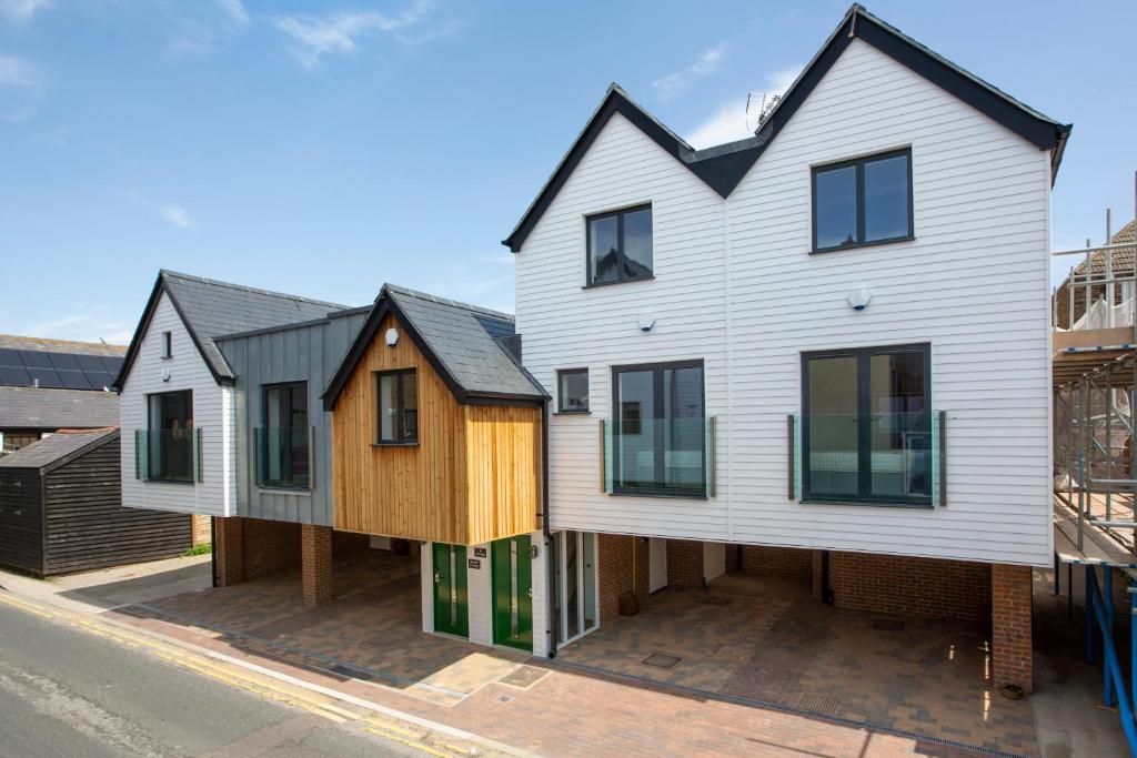 ein Haus mit drei Häusern an der Straßenseite in der Unterkunft Leggetts Lane in Whitstable