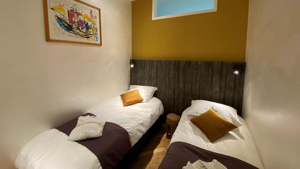 a room with two beds in a room at Het Lichthuis in Zandvoort