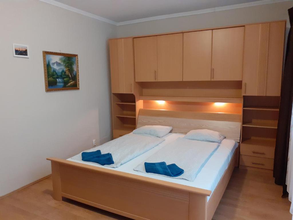 Posteľ alebo postele v izbe v ubytovaní Margaréta Apartman - Balatonlelle
