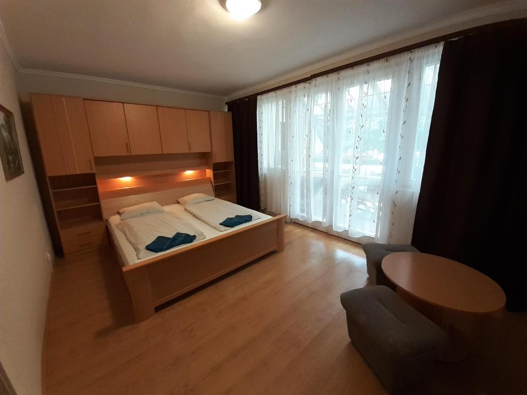 Posteľ alebo postele v izbe v ubytovaní Margaréta Apartman - Balatonlelle