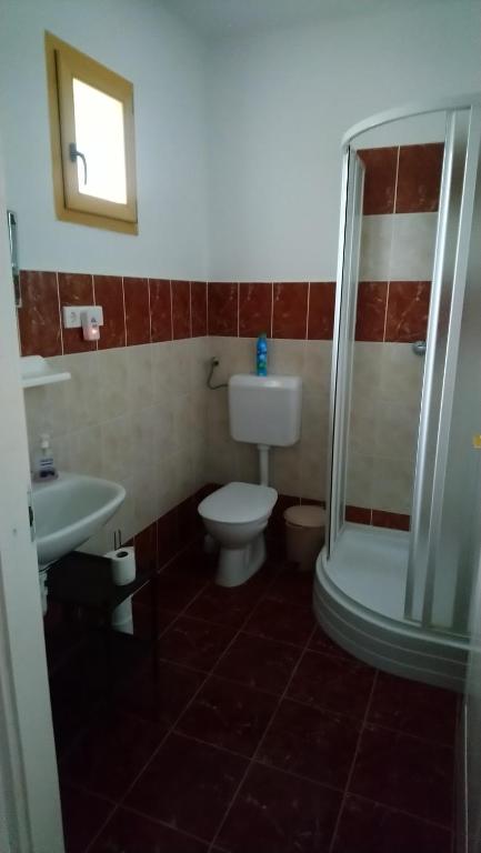 Koupelna v ubytování SandorA Vendégház Nagyrákos