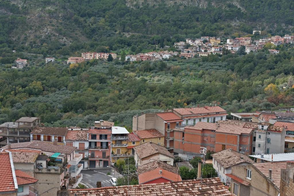 um grupo de edifícios numa cidade numa montanha em Guesthouse Mare&Monti Castelforte em Castelforte