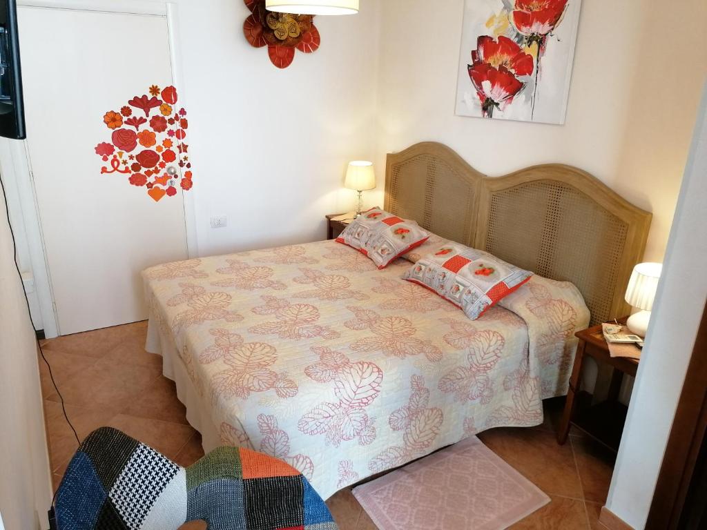 małą sypialnię z łóżkiem z 2 poduszkami w obiekcie Il Cortile w mieście Calasetta