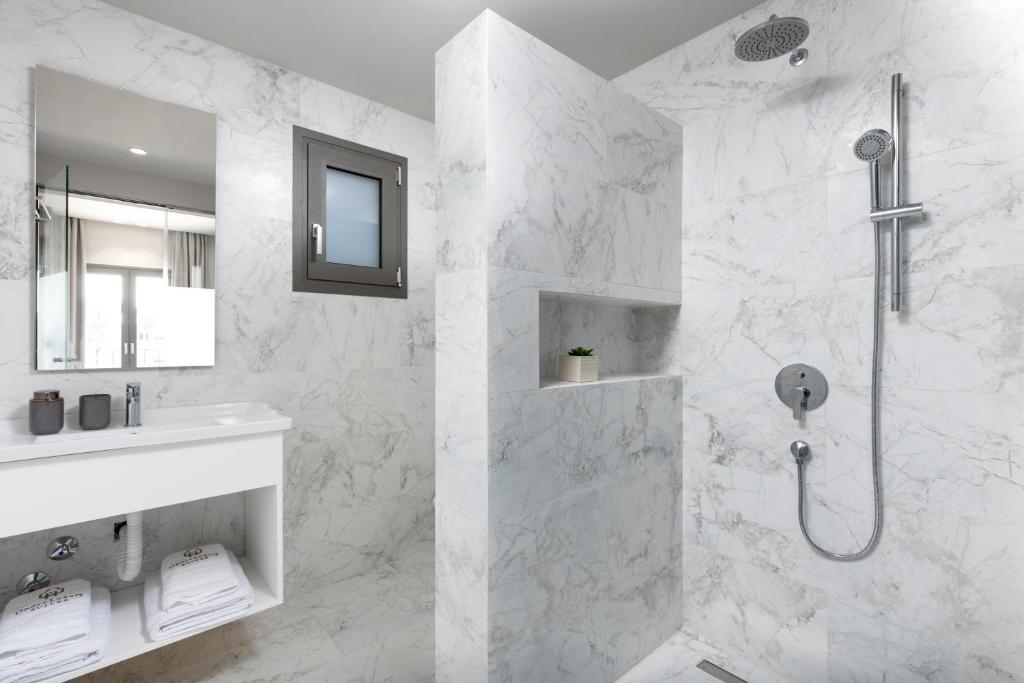 Uma casa de banho em Onore Luxury Suites