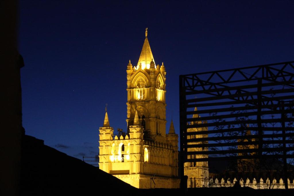 a tall building with a clock tower at night at Casa PAN (Percorso Arabo Normanno) in Palermo