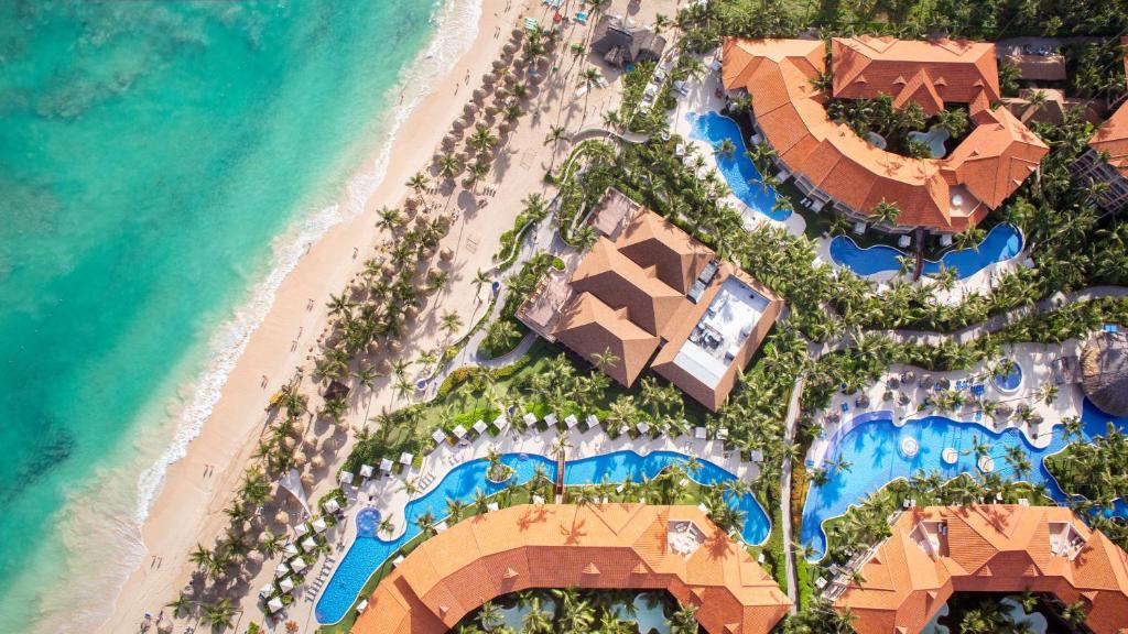 een luchtzicht op het strand van een resort bij Majestic Elegance Punta Cana - All Inclusive in Punta Cana