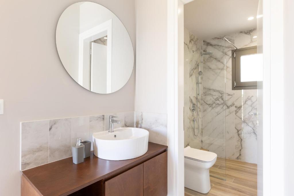 Uma casa de banho em Onore Luxury Suites