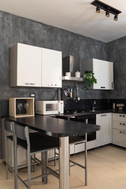 Kuchnia lub aneks kuchenny w obiekcie Noi 2 Vacanze al Mare - ARGENTARIO