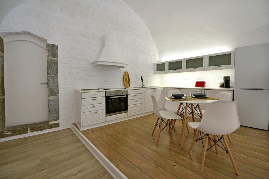 Kuchyň nebo kuchyňský kout v ubytování Hydra Hospitality Port Apartment