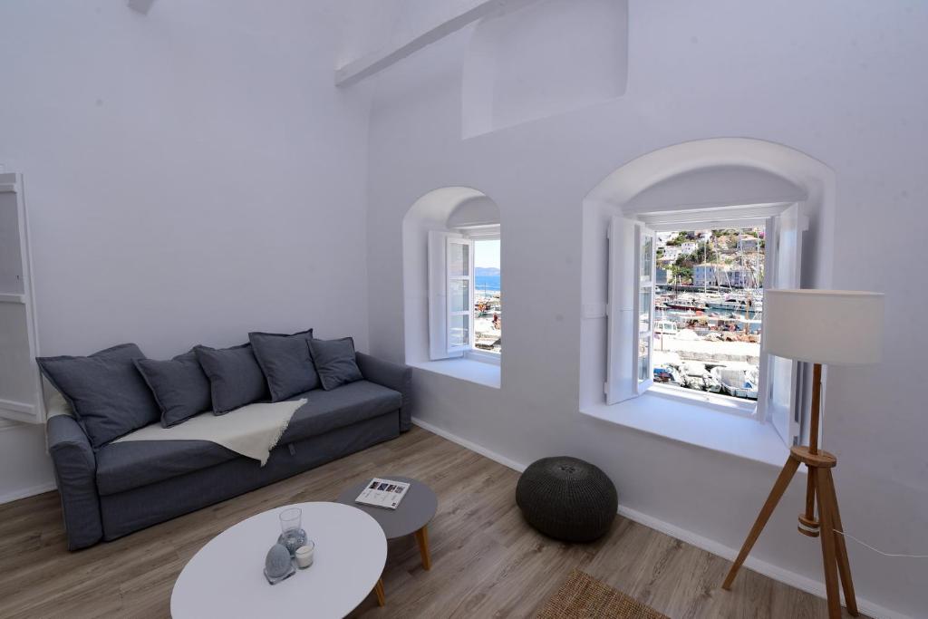 Posezení v ubytování Hydra Hospitality Port Apartment
