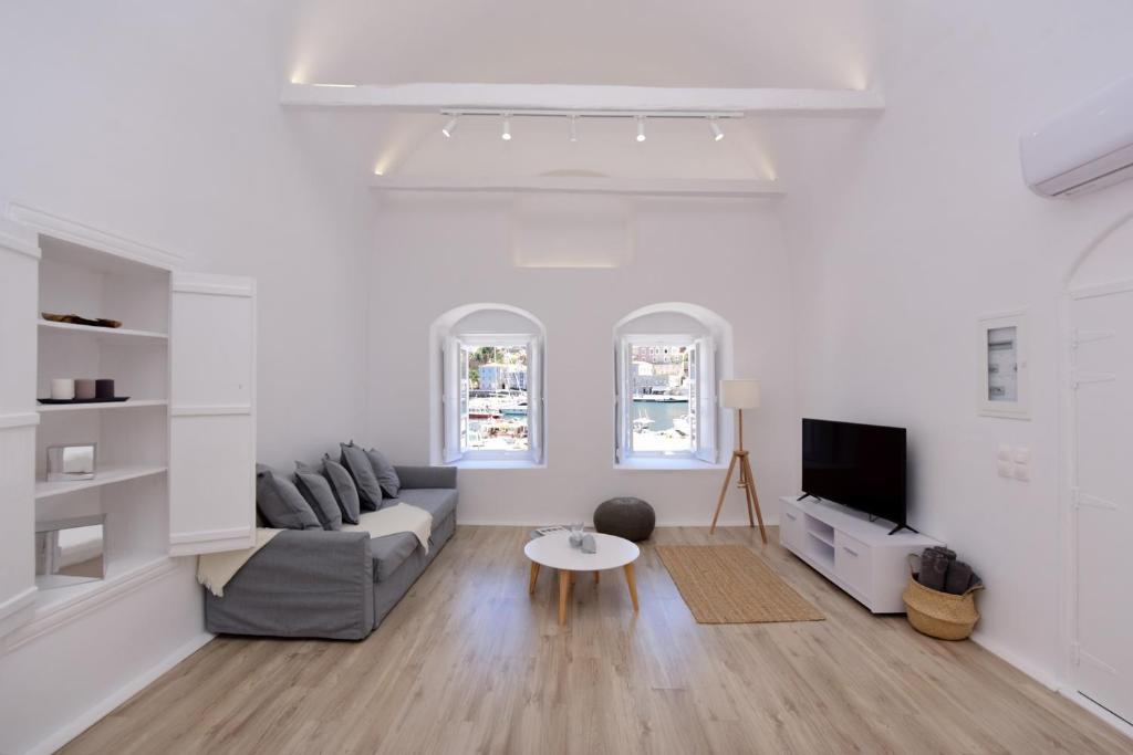 TV a/nebo společenská místnost v ubytování Hydra Hospitality Port Apartment