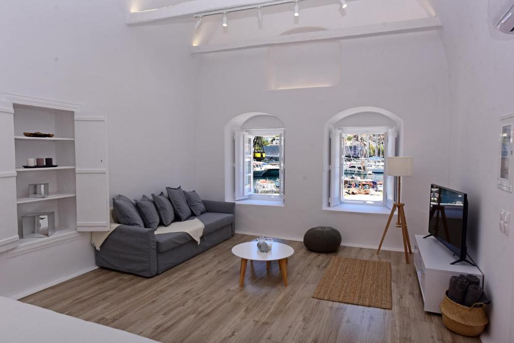 Posezení v ubytování Hydra Hospitality Port Apartment
