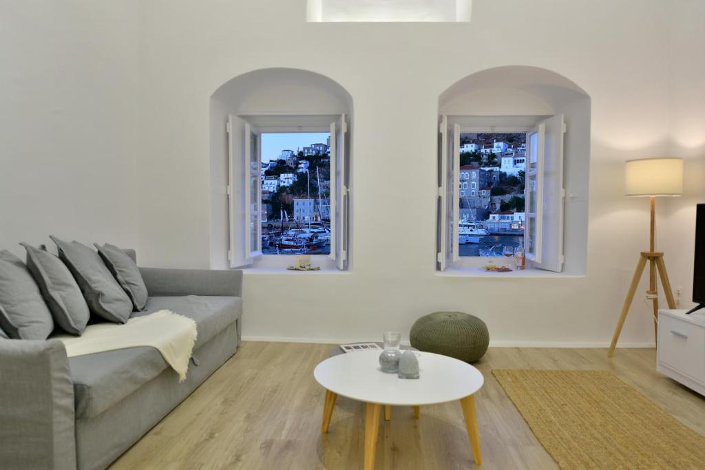 Posezení v ubytování Hydra Hospitality Port Apartment