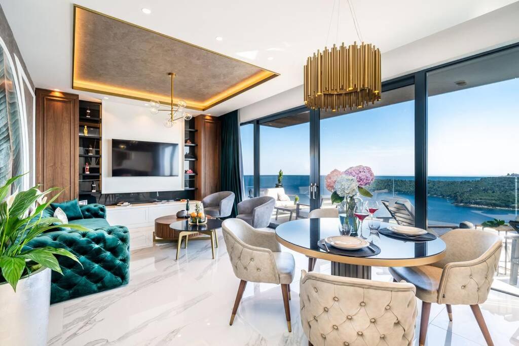 - un salon avec une table, des chaises et un canapé dans l'établissement New&Stunning Luxury 5* Residence Miss Perfect, à Dubrovnik