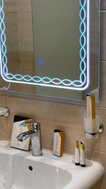 Rawaes Hotel - Queen Studio - Disability Access