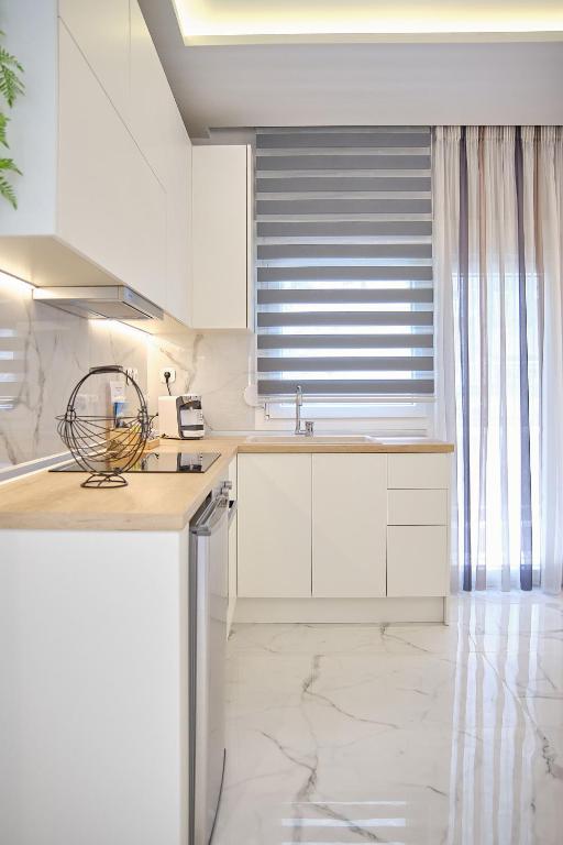 Kuchyň nebo kuchyňský kout v ubytování Elegant Central Apartment Veria - με ενδοδαπέδια θέρμανση!!!