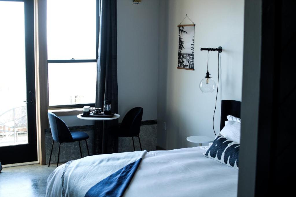 Postel nebo postele na pokoji v ubytování Bowline Hotel