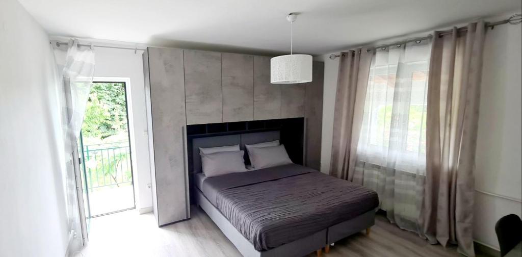1 dormitorio con cama y ventana grande en NAT Apartments, en Koper